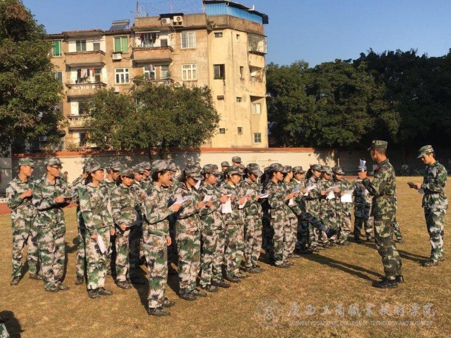 98岁老人每天带亡妻照片外出散步,这一走就是30年!
